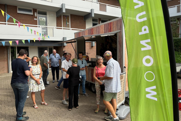 Bedankje bouwvakkers frietkar