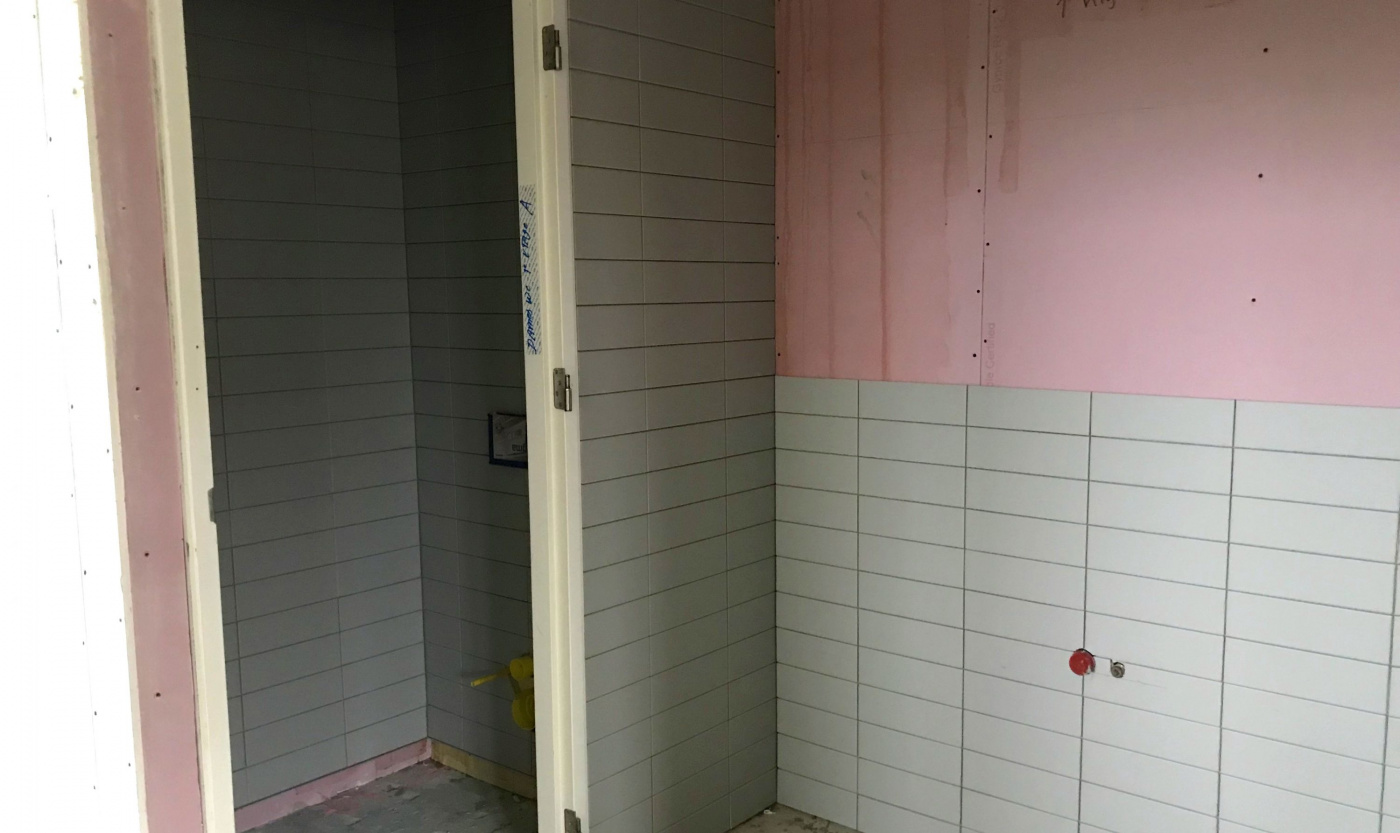 Toiletten in aanbouw